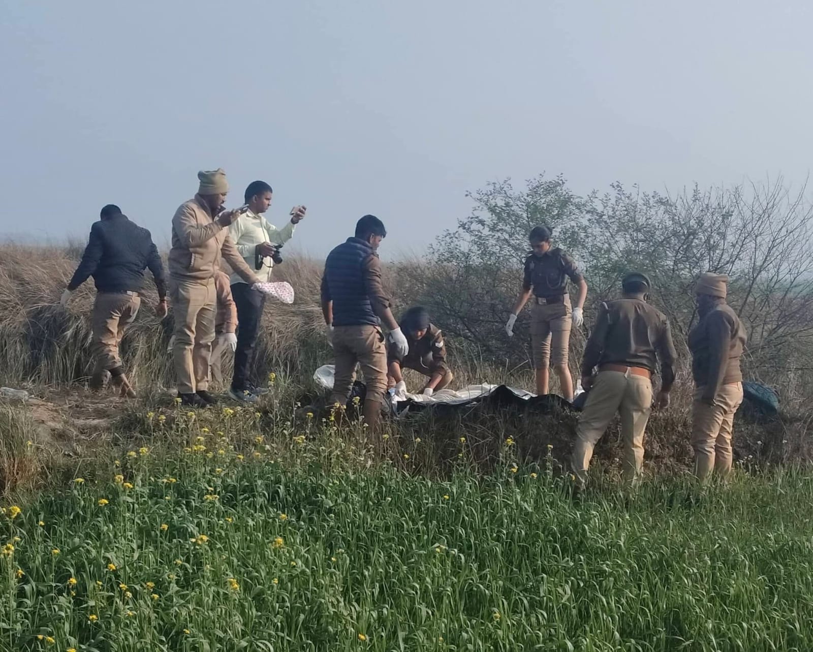 सिद्धार्थनगर में सनसनी: सीकरी नाले के पास संदिग्ध हालात में किशोरी का शव बरामद, शिनाख्त नहीं