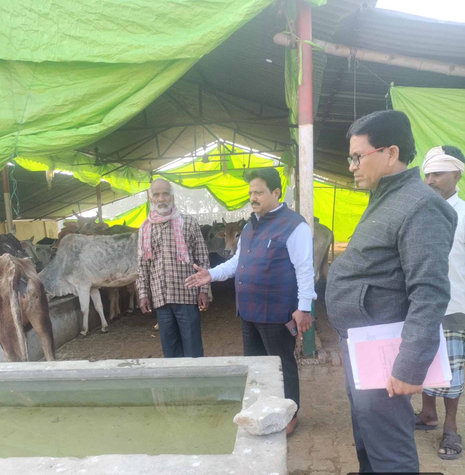 नोडल अधिकारी डॉ. जीवन लाल का गौशालाओं पर ताबड़तोड़ औचक निरीक्षण, व्यवस्थाओं की ली जानकारी