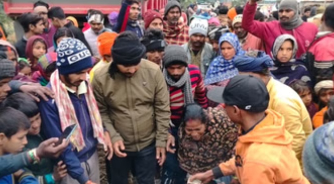 धान बेचने निकले पिता-पुत्र पर मौत बनकर टूटा हाइवा, बिजनेसमैन पिता की मौके पर मौत