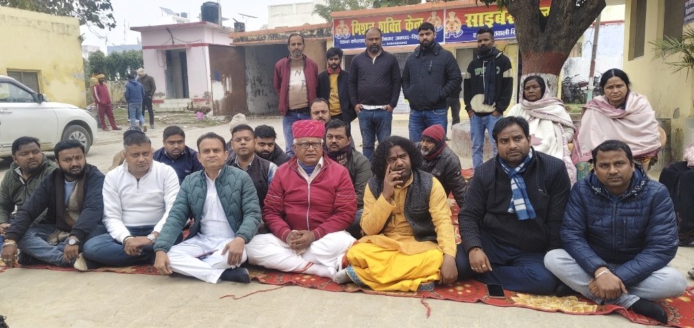 सिद्धार्थनगर में कानून व्यवस्था पर सवाल: व्यापारी से मारपीट के बाद कार्रवाई न होने पर व्यापारियों का सदर थाने पर घंटों प्रदर्शन