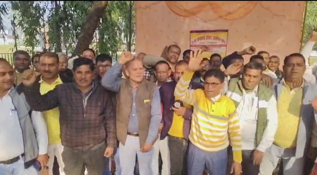 सिद्धार्थनगर: अमीन पर हमले के बाद उबाल—दूसरे दिन भी अनिश्चितकालीन धरना जारी, प्रशासन पर बढ़ा दबाव