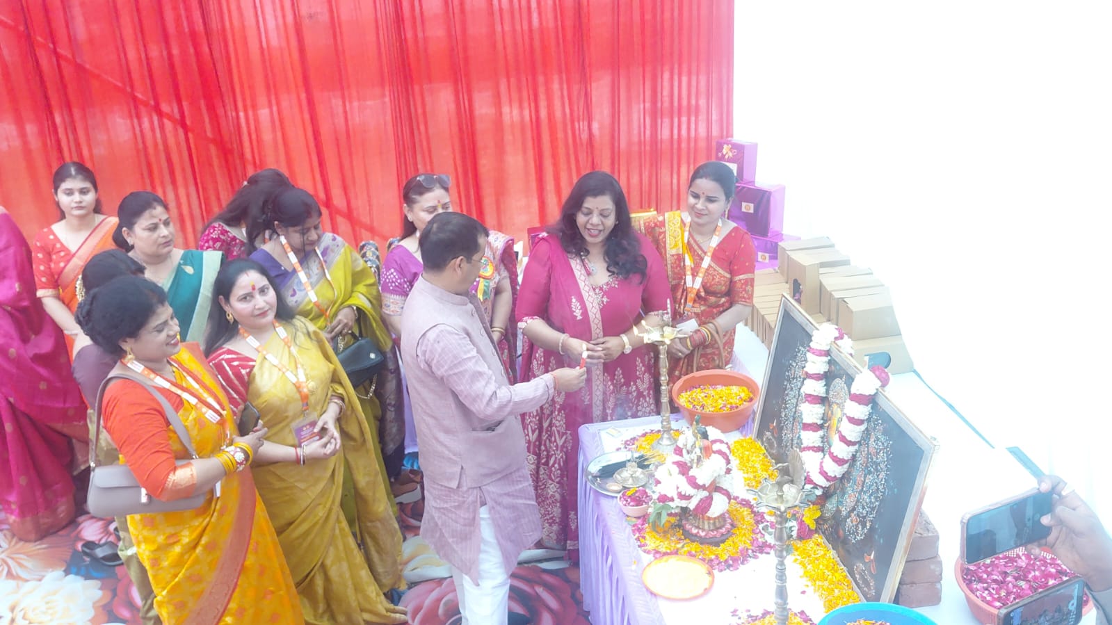 परमहंस महाविद्यालय प्रांगण में सजा रंगोत्सव, सांस्कृतिक कार्यक्रमों ने बांधा समा
