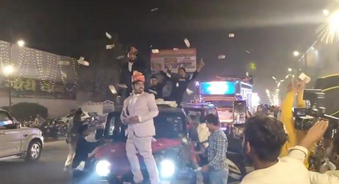 बारातियों ने सड़क पर की हुल्लड़बाजी, गाड़ी की बोनट पर चढ़कर उड़ाए नोट, लगा जाम