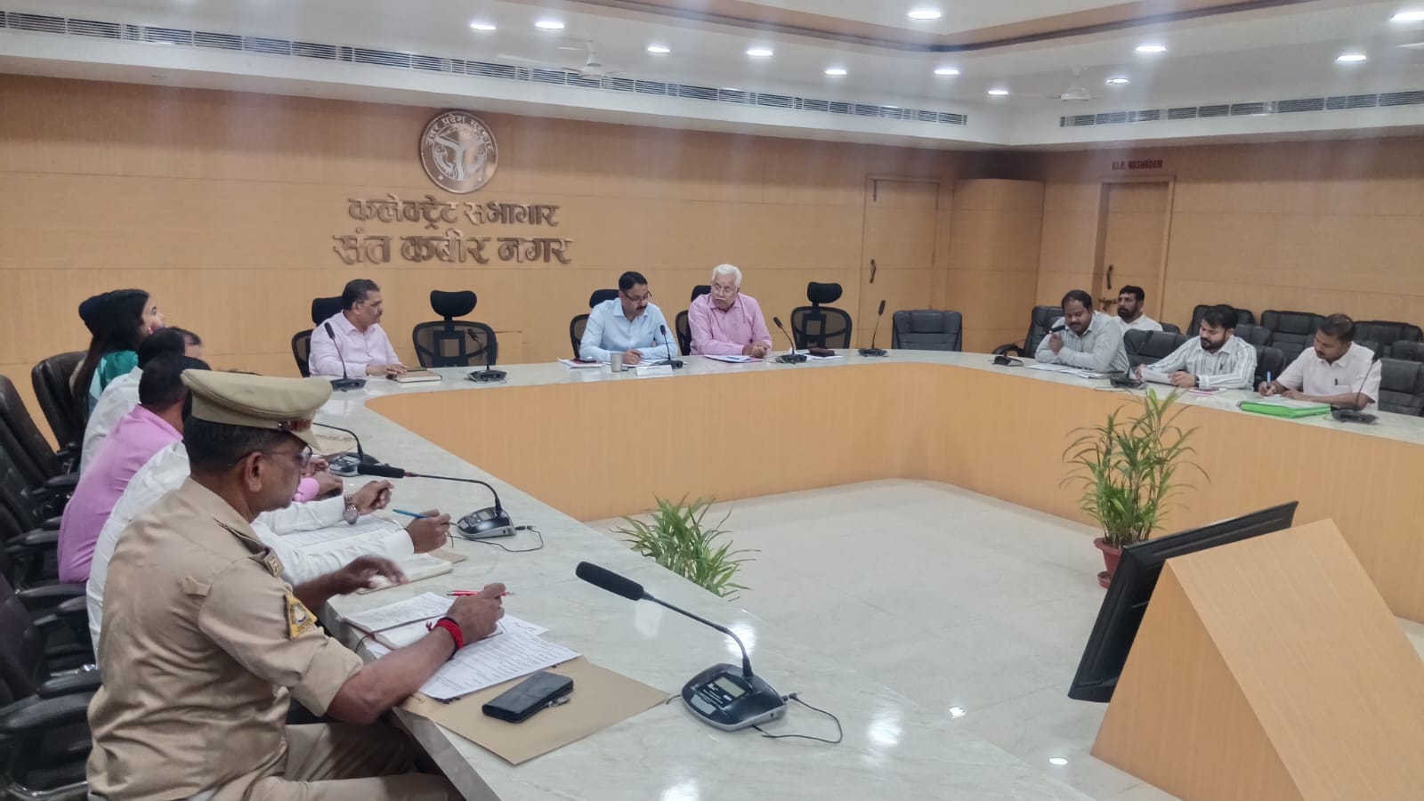 जिलाधिकारी ने की सड़क सड़क सुरक्षा समिति की बैठक
