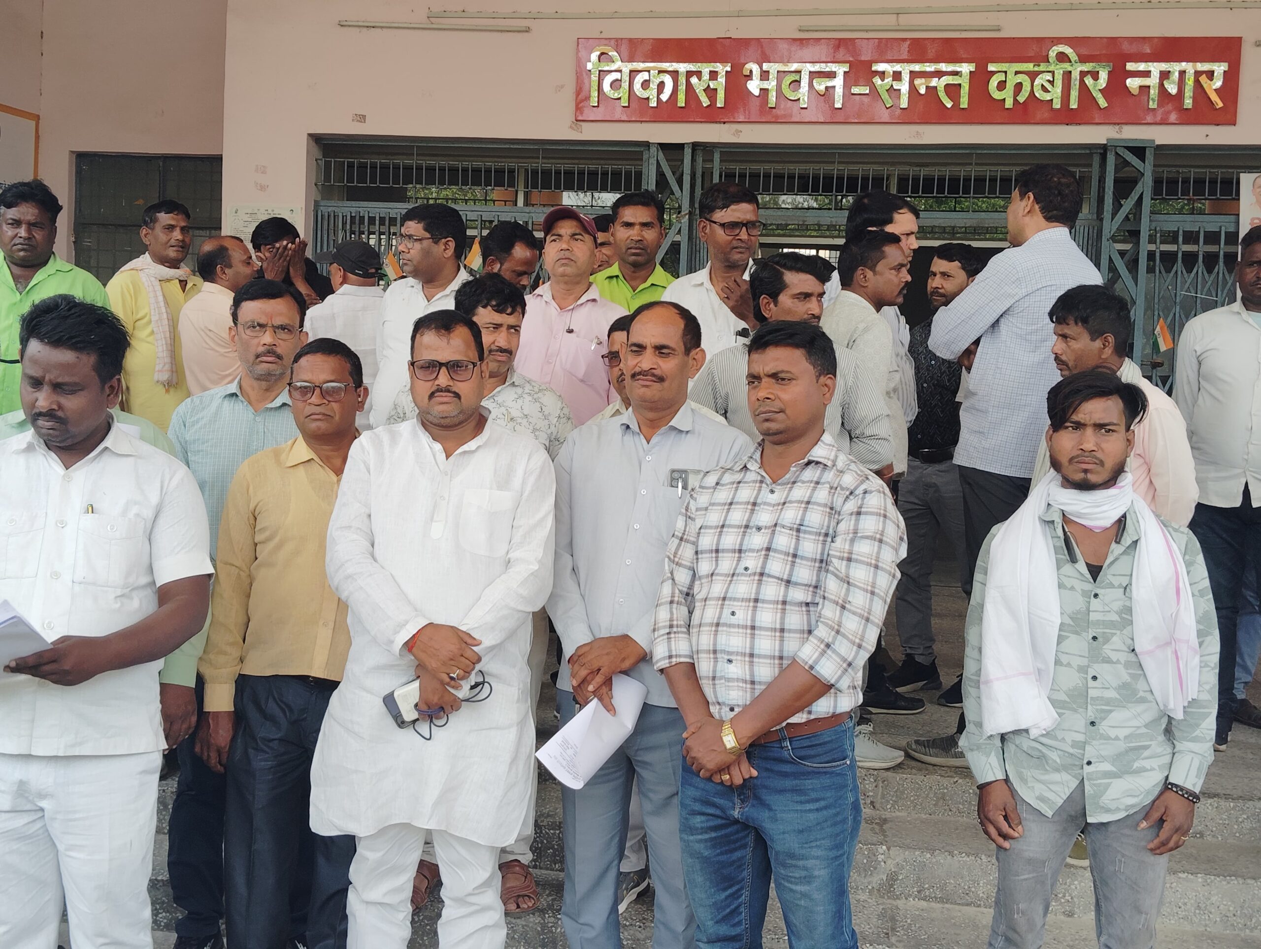 डीपीआर ओ के खिलाफ हुए कर्मचारी , लगाए मुर्दाबाद के नारे