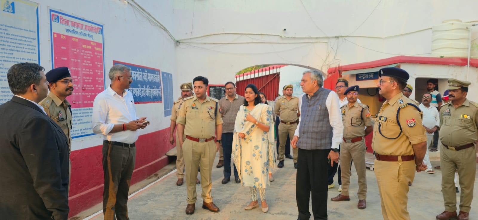 *जिला जज व डीएम-एसपी ने जिला कारागार का किया निरीक्षण*