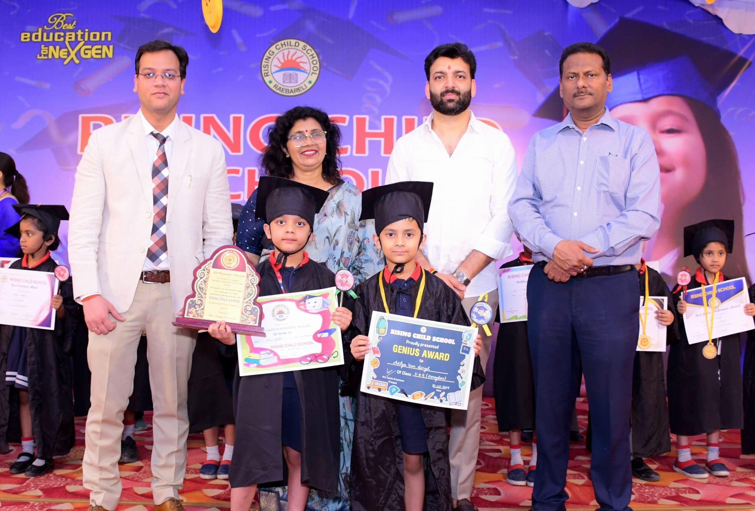 राइजिंग चाइल्ड स्कूल में ग्रेजुएशन समारोह आयोजित, गाउन में सजे बच्चों को किया गया सम्मानित*
