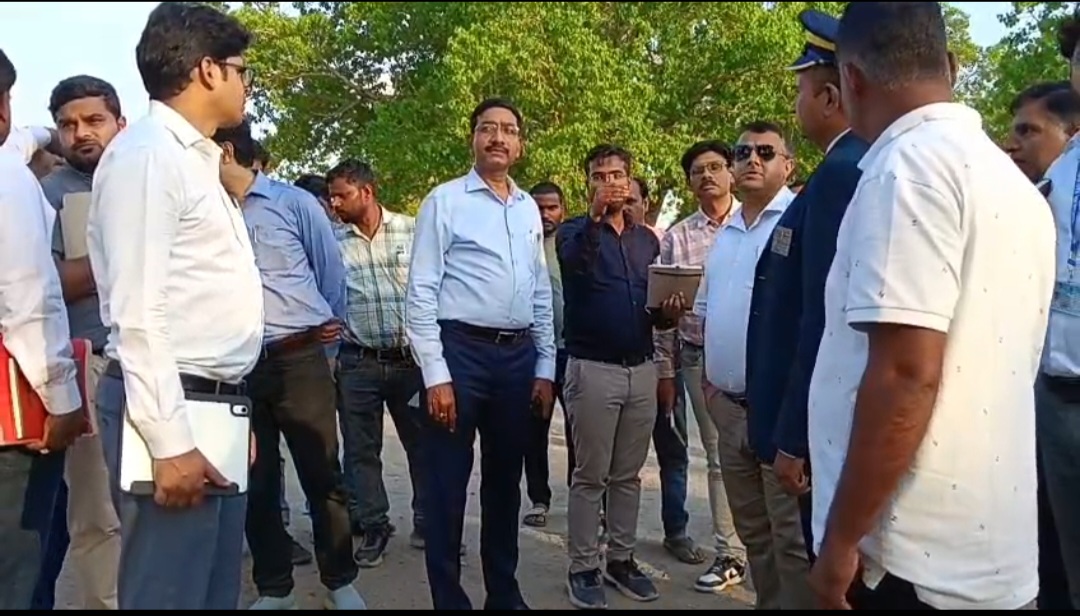 रेलवे डीआरएम सुनील कुमार ने रायबरेली के लालगंज रेलवे स्टेशन का औचक निरीक्षण किया