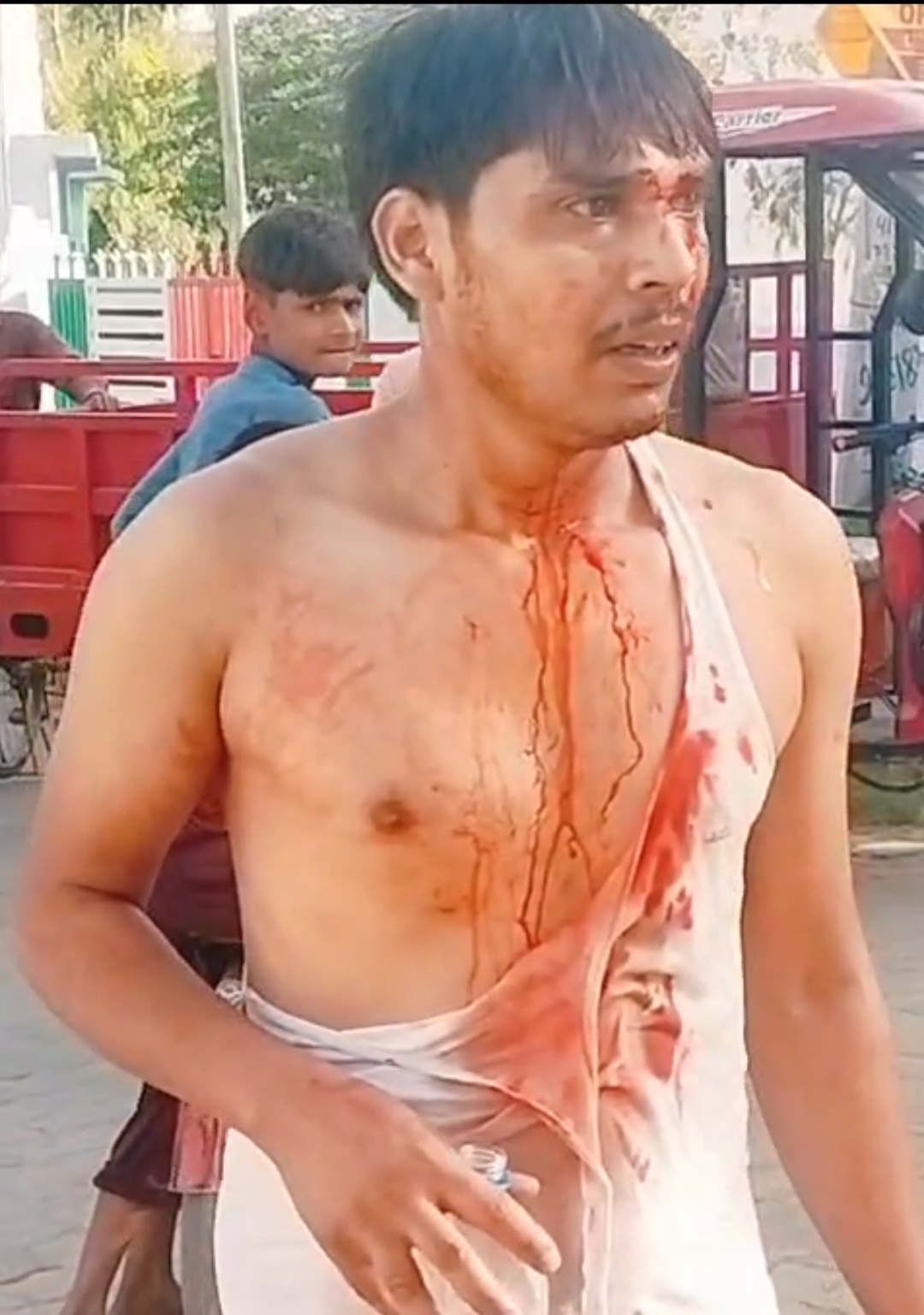 रायबरेली के थाना मिल एरिया क्षेत्र के मैनूपुर गांव में नाली के विवाद को लेकर दो पक्षों में जोरदार मारपीट हो गई।