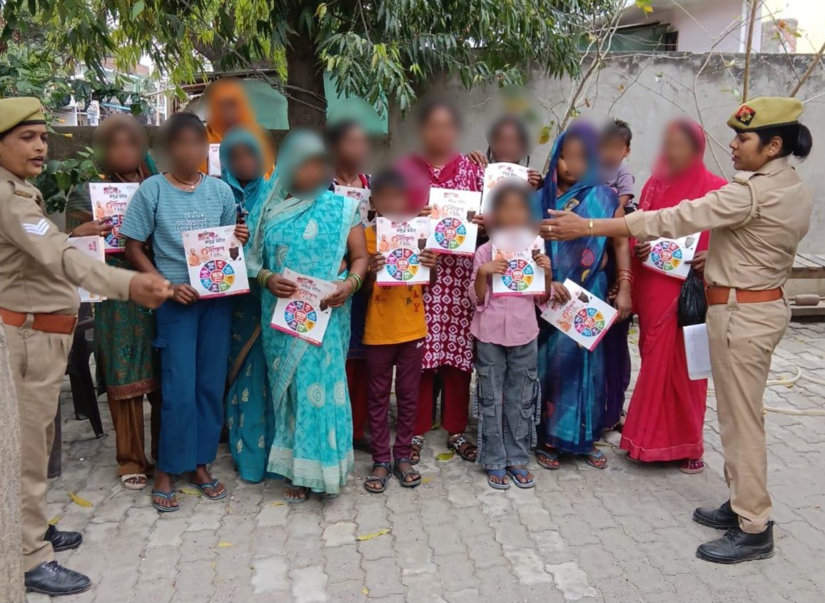 जनपद रायबरेली में थाना नसीराबाद की मिशन शक्ति टीम द्वारा महिलाओं बालिकाओं को विभिन्न हेल्पलाइन नंबर 112 ,1090, 1076 ,1098 ,1930, 102, 101, 181, 108 आदि नंबरों की जानकारी दी गई तथा सरकार द्वारा चलाई जा रही