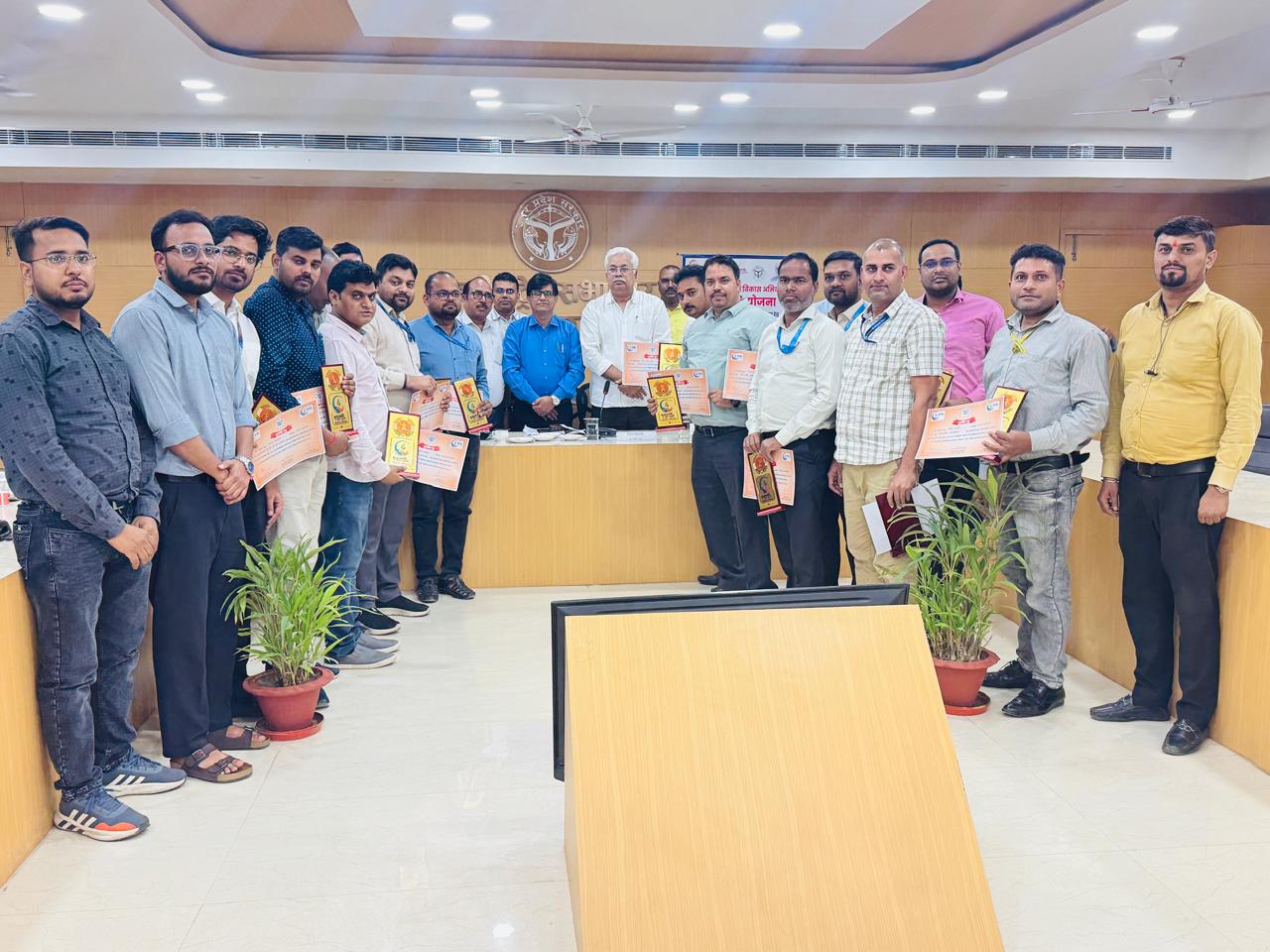 डीएम की अध्यक्षता में मुख्यमंत्री युवा उद्यमी विकास अभियान योजनाओं की समीक्षा बैठक हुई आयोजित।