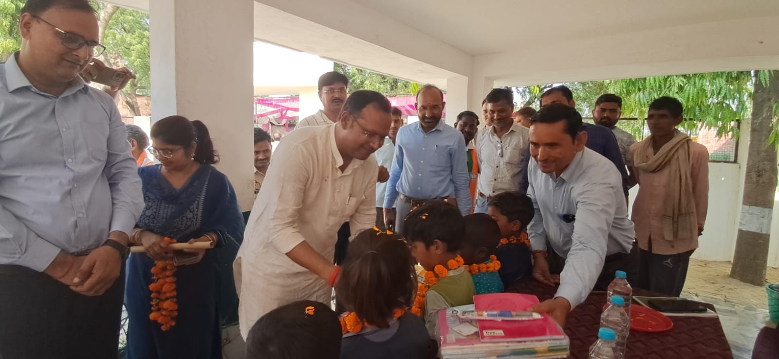 समानता और कर्तव्य निष्ठा की प्रतिमूर्ति थे भारत रत्न बाबा साहब- विधायक स्कूल चलो अभियान के तहत बच्चों को वितरित किया निशुल्क पाठ्य पुस्तक।