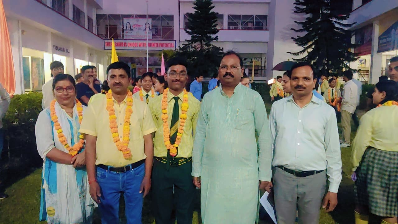 रायबरेली अभ्युदय प्रताप सिंह पुत्र महेन्द्र प्रताप सिंह निवासी रायबरेली ने सी बी एस सी बोर्ड की परीक्षा में 96.6 प्रतिशत अंक हासिल करके अपने विद्यालय और माता पिता का नाम रोशन किया