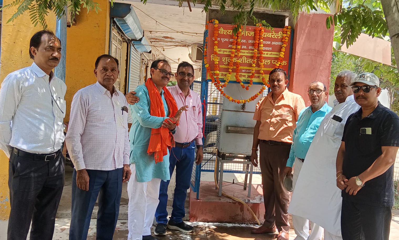 अक्षय तृतीया के पावन दिवस पर वैश्य समाज रायबरेली द्वारा भीषण गर्मी में आम जनता को निशुल्क शीतल जल उपलब्ध कराने के लिए जेल रोड, स्टेडियम के सामने, आनंद नगर शॉपिंग कांप्लेक्स में वाटर कूलर का शुभारंभ