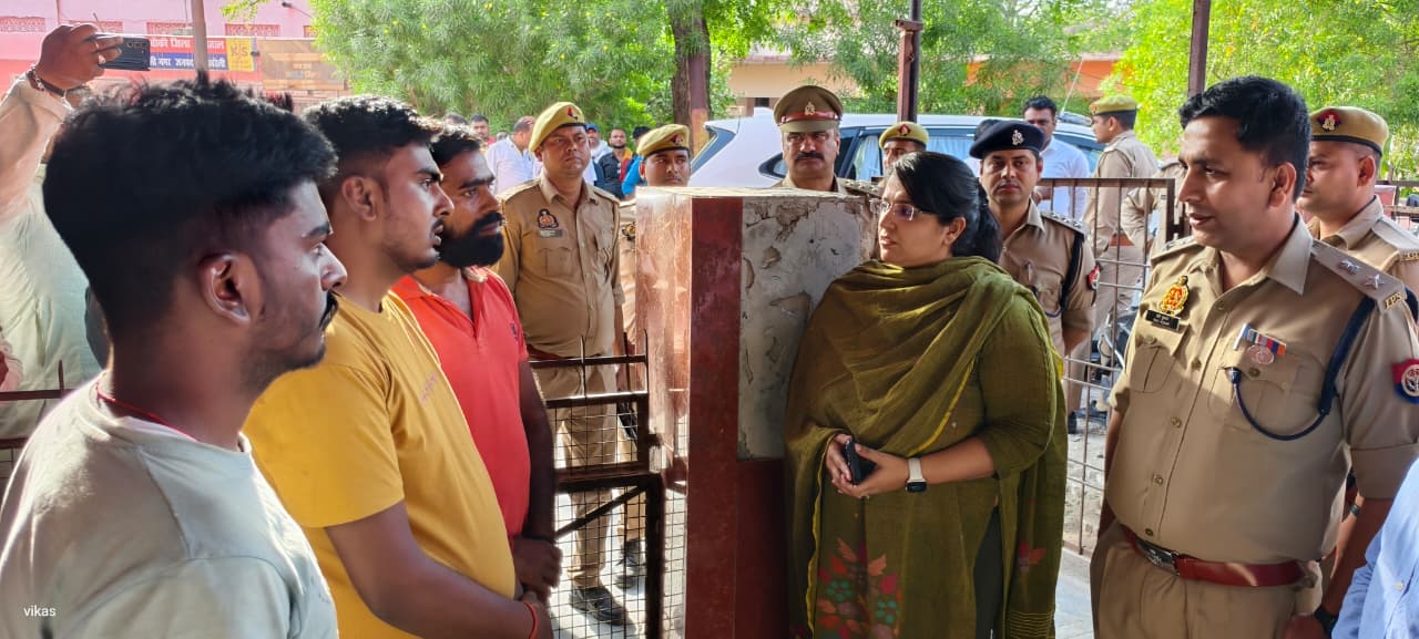 *डीएम व एसपी ने जिला अस्पताल पहुंचकर पीड़ित परिवारों से की मुलाकात*