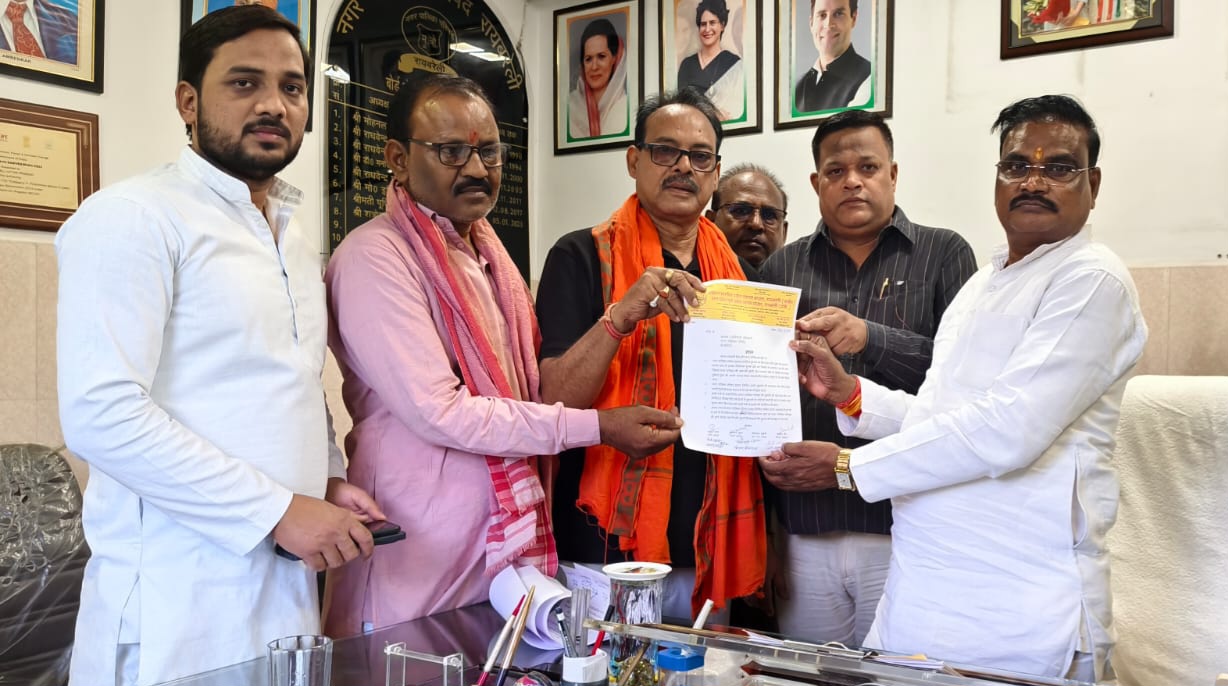 उत्तर प्रदेश युवा उद्योग व्यापार मंडल प्रदेश अध्यक्ष अतुल कुमार गुप्ता अखिल भारतीय उद्योग व्यापार मंडल जिला अध्यक्ष प्रभाकर गुप्ता के नेतृत्व में चार सूत्री ज्ञापन नगर पालिका परिषद अध्यक्ष शत्रुघ्न सोनकर को दिया गया,
