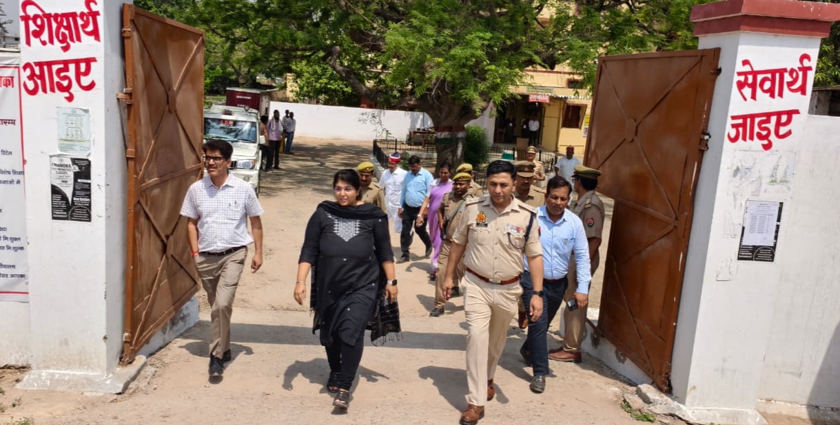 डीएम व एसपी ने परीक्षा को सकुशल सम्पन्न कराए जाने हेतु विभिन्न परीक्षा केंद्रों का किया निरीक्षण* जनपद के 10 परीक्षा केंद्रों पर सम्पन्न हो रही है परीक्षा*