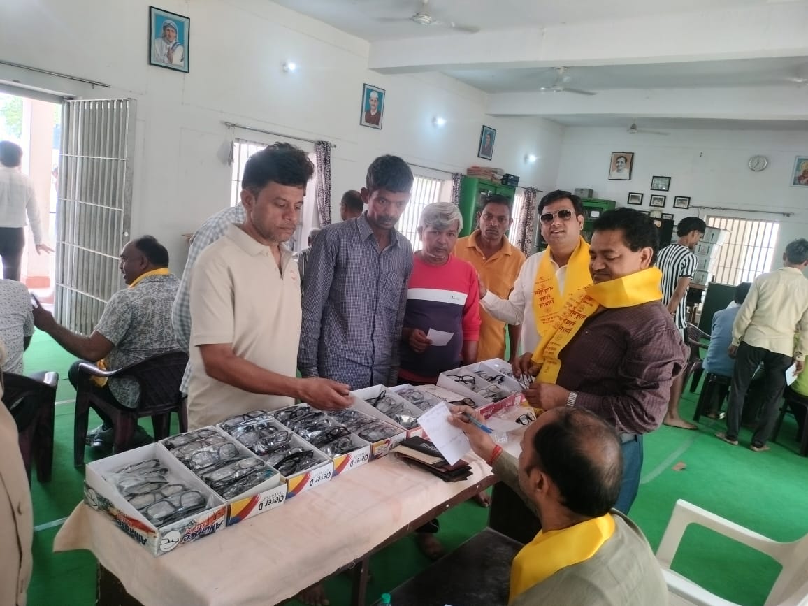 रायबरेली इकाई, उत्तर प्रदेश के सौजन्य से कारागार में निरूद्ध बंदियों के लिए चिकित्सा शिविर का आयोजन किया गया उक्त शिविर में आंख,कान एवं गला रोग के बंदियों का उपचार डॉ ए0 के0 द्विवेदी, वरिष्ठ नेत्र रोग विशेषज्ञ तथा डॉ नीरज सैनी ई.एन.टी. विशेषज्ञ द्वारा कराया गया