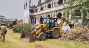 बड़ी कार्रवाई: विदेशी फंडिंग और संदिग्ध गतिविधियों के आरोपी मौलाना के मदरसे पर चला बुलडोजर 3 IMG 20260426 WA1339