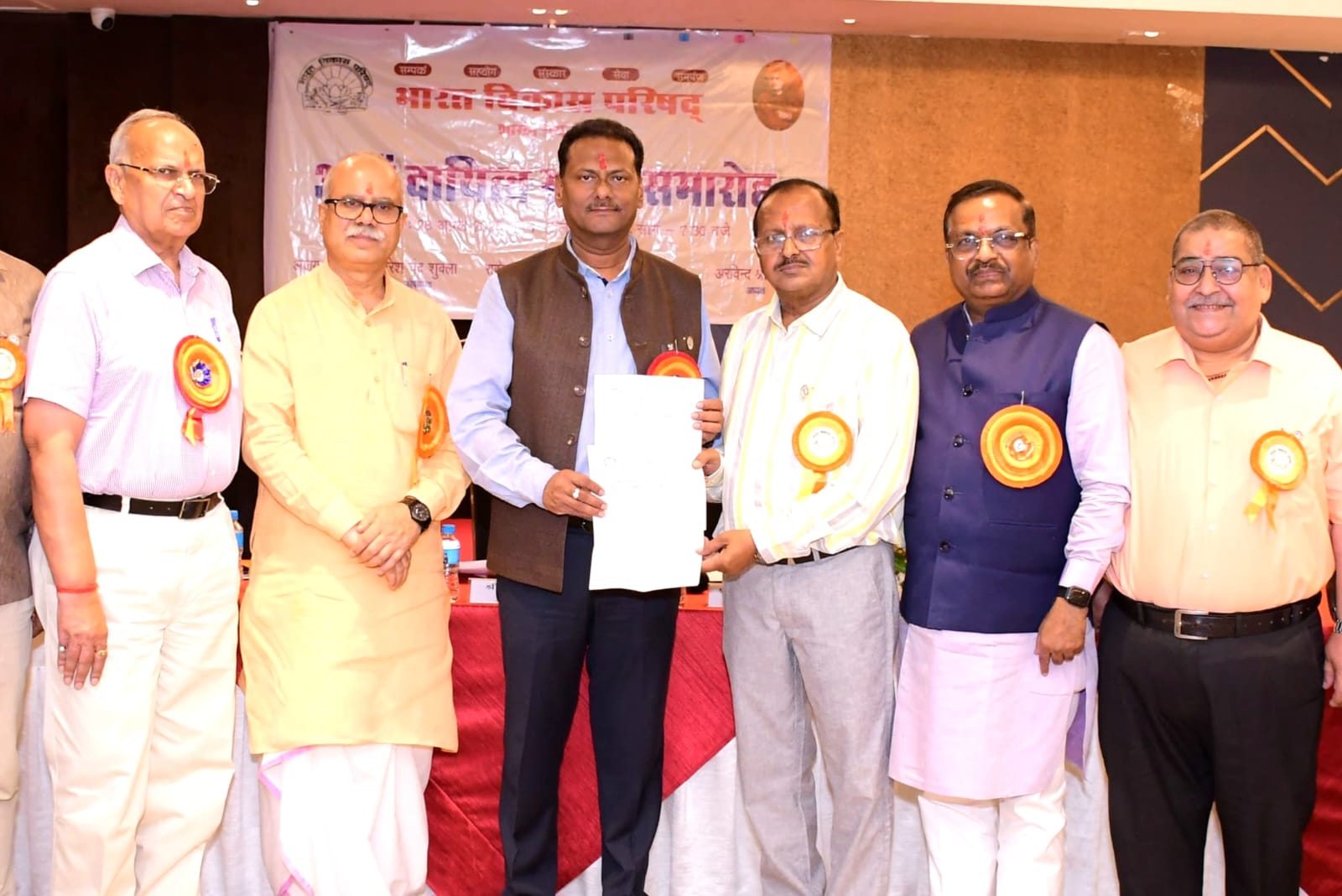 *रायबरेली में भारत विकास परिषद का दायित्व ग्रहण समारोह भव्यता के साथ संपन्न* *भारत का परिषद के अध्यक्ष अरविंद श्रीवास्तव ने नए अध्यक्ष उमेश अग्रवाल को सौंपा कार्यभार*