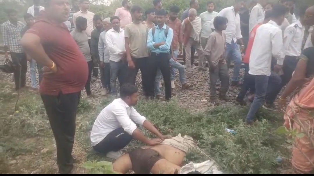 रायबरेली में वंदे भारत ट्रेन की चपेट में आने से बड़ा हादसा हो गया। शहर कोतवाली क्षेत्र के सिविल लाइन ओवरब्रिज के नीचे दो युवक ट्रेन की चपेट में आ गए।