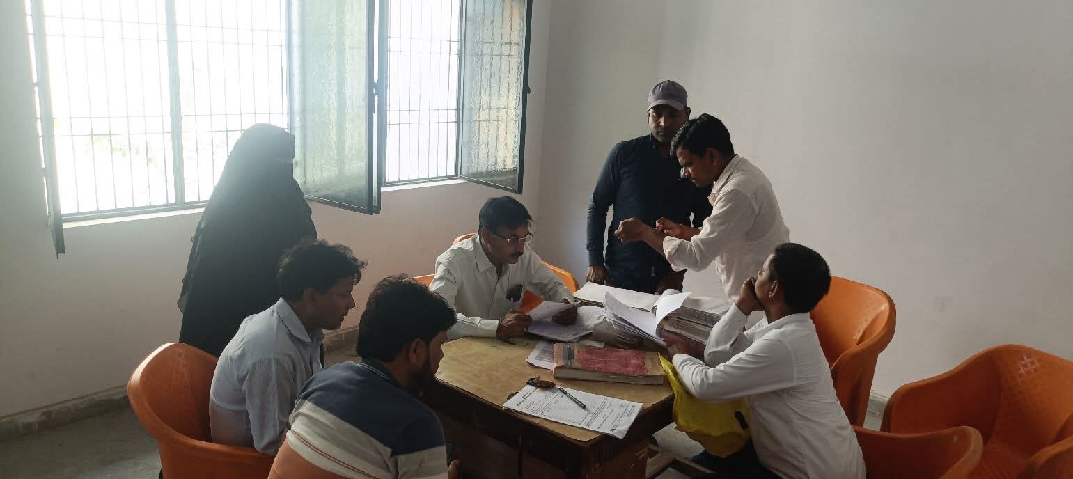 सेमरियावा ब्लॉक में दस्तावेज बनवाने वालों की भीड़, मौके पर ही निस्तारण से मिली राहत