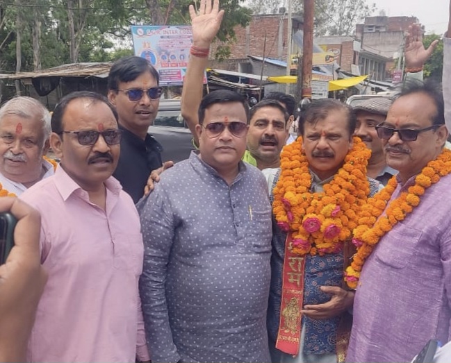 अखिल भारतीय उद्योग व्यापार मंडल के राष्ट्रीय अध्यक्ष माननीय संदीप बंसल जी के लालगंज आगमन पर बछरावां अध्यक्ष ओमिक सोनी के नेतृत्व में चुरुवा बॉर्डर पर भव्य स्वागत