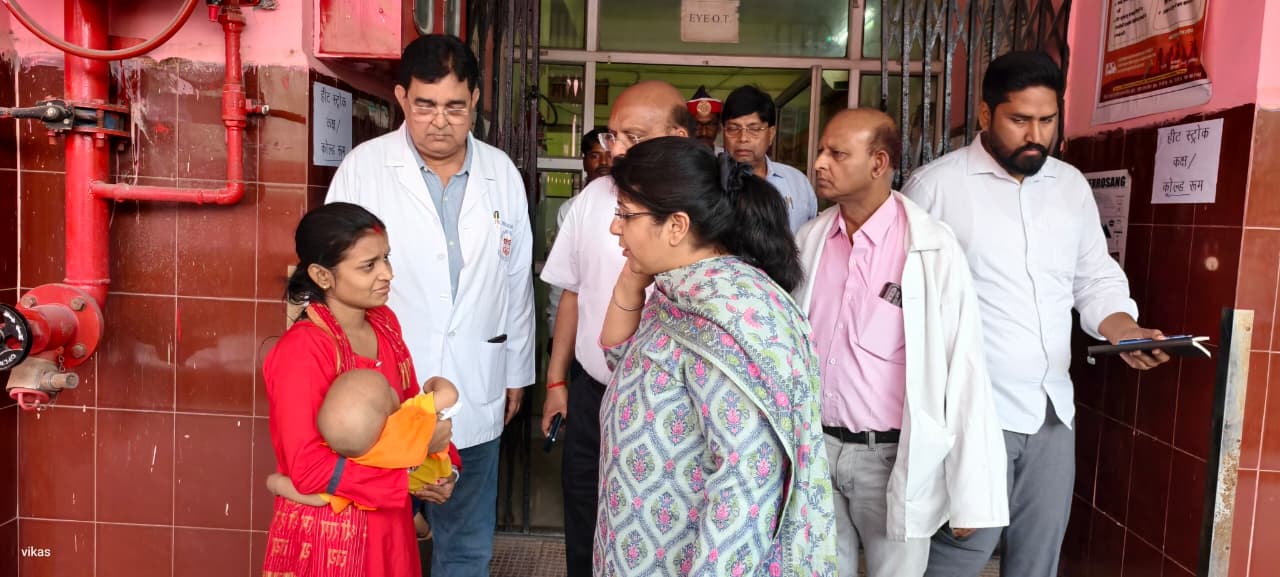 *डीएम ने जिला अस्पताल का किया औचक निरीक्षण* *व्यवस्थाओं को बेहतर बनाने तथा मरीजों को गुणवत्तापूर्ण स्वास्थ्य सेवाएं उपलब्ध कराने के दिए निर्देश*
