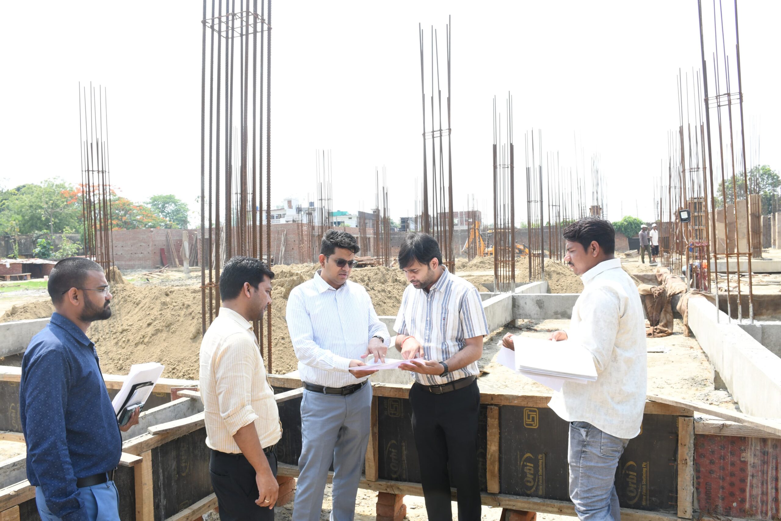सिद्धार्थनगर में विकास और सड़क सुरक्षा पर डीएम सख्त, मॉडल स्कूल निर्माण कार्य का किया निरीक्षण